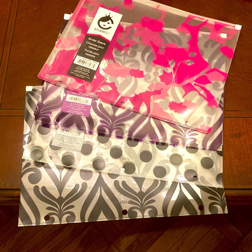 Set of four binder sleeve with zip closure. Different designs. From Studio C.